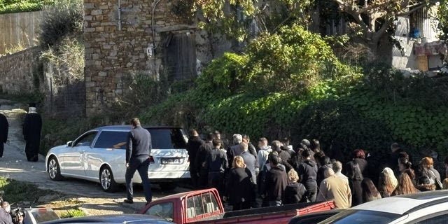 Αχαΐα: Σπαραγμός στην κηδεία του 3χρονου που σκοτώθηκε πέφτοντας από μάντρα