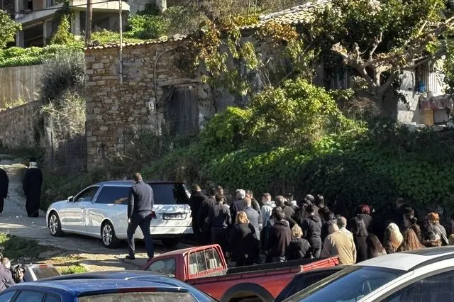 Αχαΐα: Σπαραγμός στην κηδεία του 3χρονου που σκοτώθηκε πέφτοντας από μάντρα