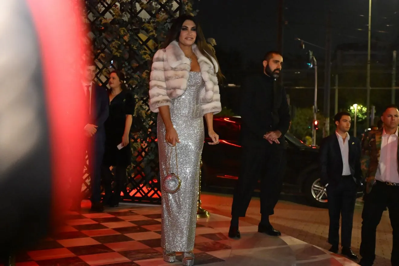 Σε ιδιωτική μουσική εκδήλωση στο Κέντρο Αθηνών, που διοργανώνει ο Κωνσταντίνος Αργυρός βρίσκεται η νέα πρέσβης των ΗΠΑ στην Ελλάδα, Κίμπερλι Γκιλφόιλ INTIME