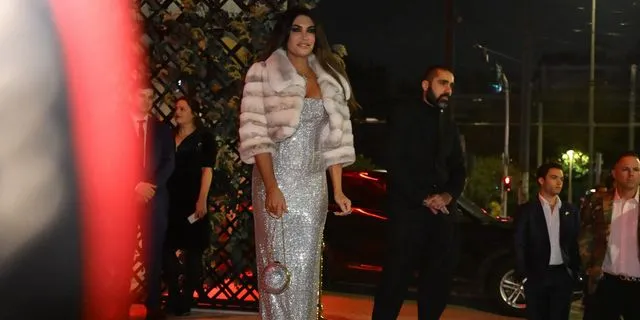 Σε ιδιωτική μουσική εκδήλωση στο Κέντρο Αθηνών, που διοργανώνει ο Κωνσταντίνος Αργυρός βρίσκεται η νέα πρέσβης των ΗΠΑ στην Ελλάδα, Κίμπερλι Γκιλφόιλ INTIME