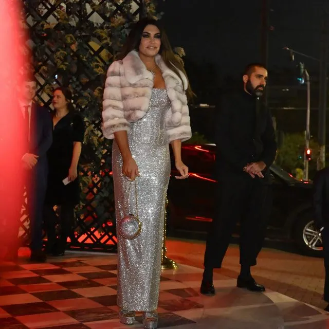 Σε ιδιωτική μουσική εκδήλωση στο Κέντρο Αθηνών, που διοργανώνει ο Κωνσταντίνος Αργυρός βρίσκεται η νέα πρέσβης των ΗΠΑ στην Ελλάδα, Κίμπερλι Γκιλφόιλ INTIME