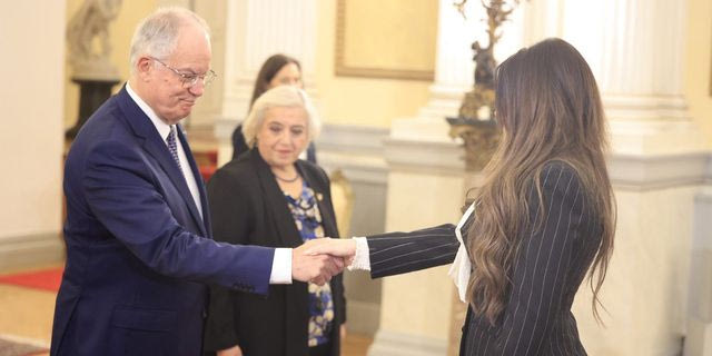 Στο προεδρικό μέγαρο η Κίμπερλι Γκίλφοϊλ για τα διαπιστευτήριά της στον ΠτΔ