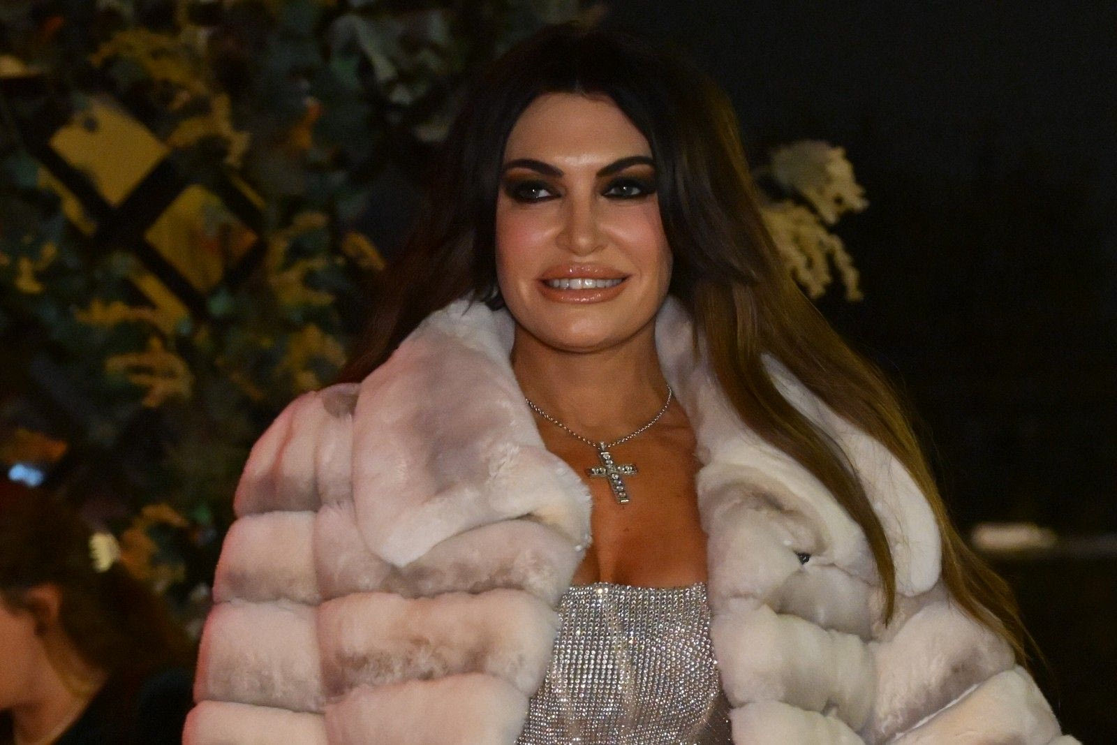 Σε ιδιωτική μουσική εκδήλωση στο Κέντρο Αθηνών, που διοργανώνει ο Κωνσταντίνος Αργυρός βρίσκεται η νέα πρέσβης των ΗΠΑ στην Ελλάδα, Κίμπερλι Γκιλφόιλ