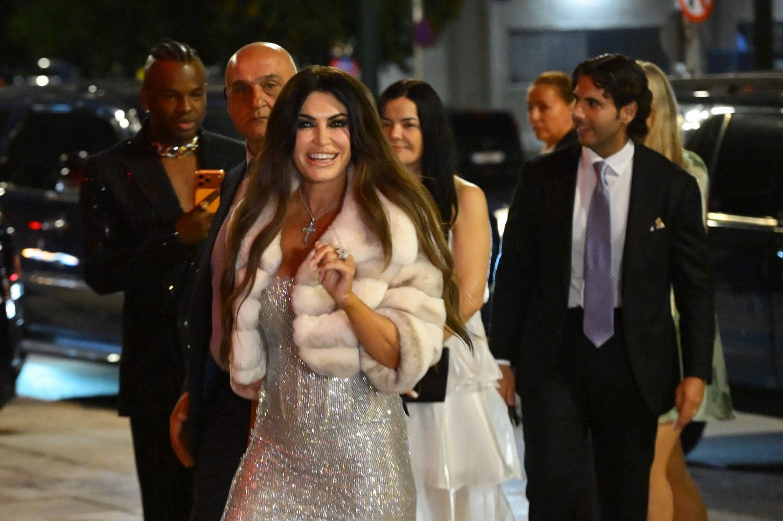 Σε ιδιωτική μουσική εκδήλωση στο Κέντρο Αθηνών, που διοργανώνει ο Κωνσταντίνος Αργυρός βρίσκεται η νέα πρέσβης των ΗΠΑ στην Ελλάδα, Κίμπερλι Γκιλφόιλ