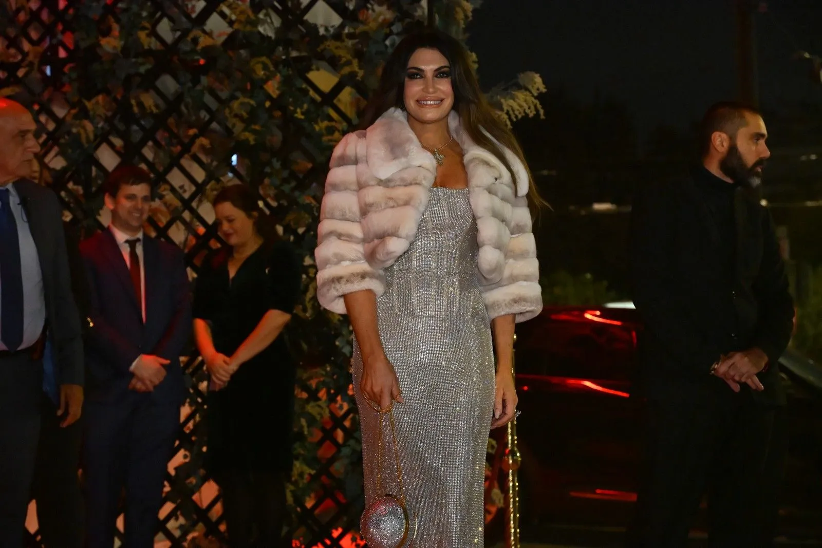 Σε ιδιωτική μουσική εκδήλωση στο Κέντρο Αθηνών, που διοργανώνει ο Κωνσταντίνος Αργυρός βρίσκεται η νέα πρέσβης των ΗΠΑ στην Ελλάδα, Κίμπερλι Γκιλφόιλ