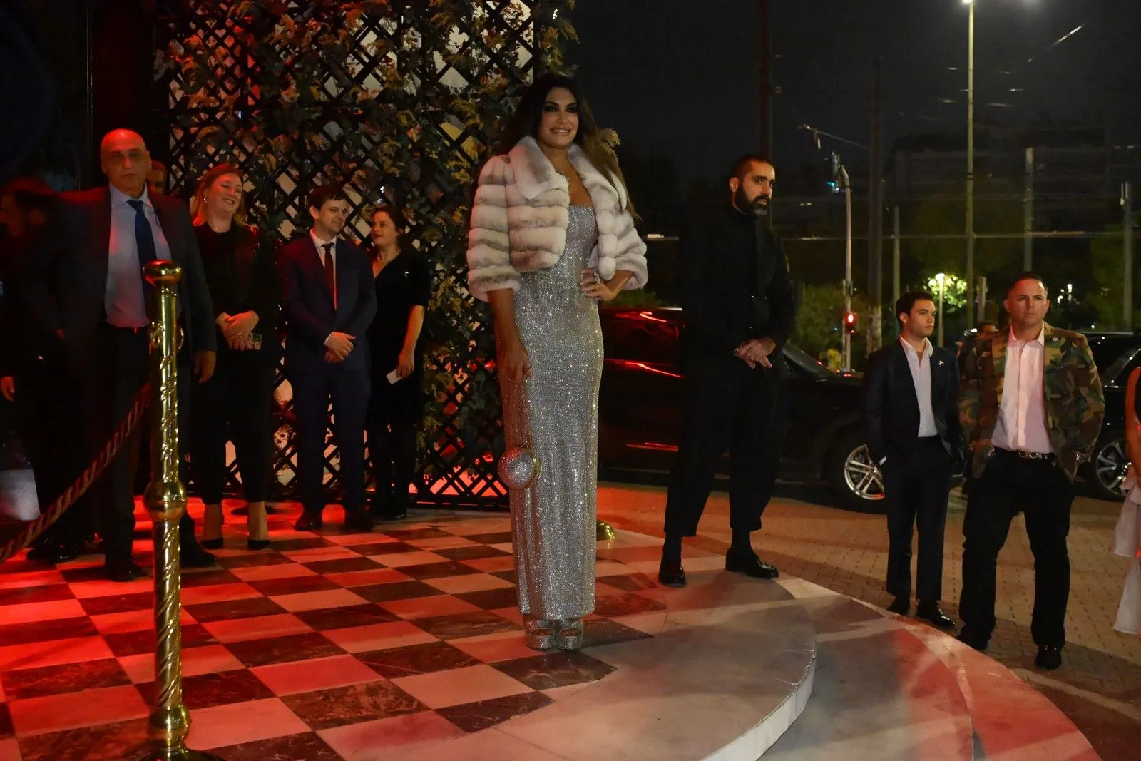 Σε ιδιωτική μουσική εκδήλωση στο Κέντρο Αθηνών, που διοργανώνει ο Κωνσταντίνος Αργυρός βρίσκεται η νέα πρέσβης των ΗΠΑ στην Ελλάδα, Κίμπερλι Γκιλφόιλ