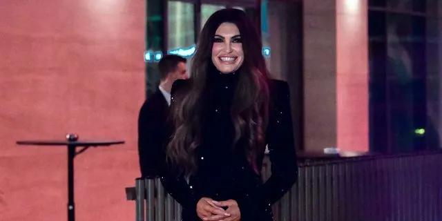 Η Κίμπερλι Γκίλφοϊλ γνώρισε το προσωπικό της πρεσβείας των ΗΠΑ – Εικόνες