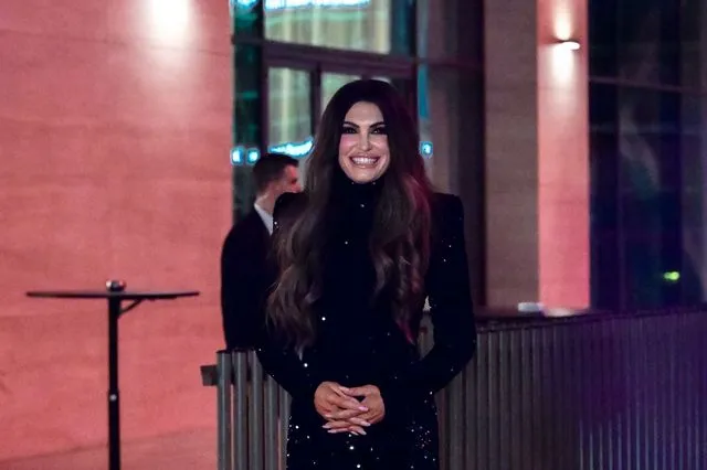 Η Κίμπερλι Γκίλφοϊλ γνώρισε το προσωπικό της πρεσβείας των ΗΠΑ – Εικόνες