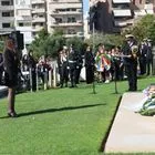 Κίμπερλι Γκιλφόιλ: Κατέθεσε στεφάνι στο μνημείο πεσόντων των δύο Παγκοσμίων Πολέμων