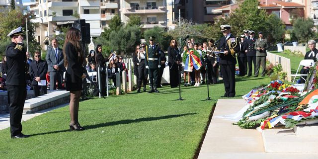 Κίμπερλι Γκιλφόιλ: Κατέθεσε στεφάνι στο μνημείο πεσόντων των δύο Παγκοσμίων Πολέμων