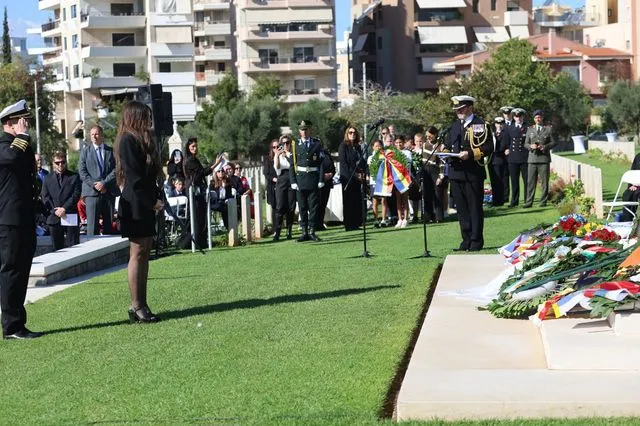 Κίμπερλι Γκιλφόιλ: Κατέθεσε στεφάνι στο μνημείο πεσόντων των δύο Παγκοσμίων Πολέμων