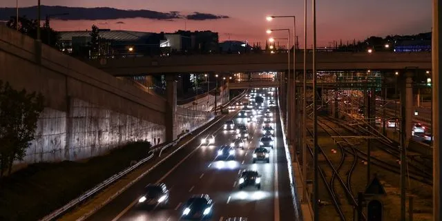 Κίνηση: “Κόλαση” στους δρόμους για αρκετές ώρες – Ομαλοποιείται σταδιακά η κυκλοφορία