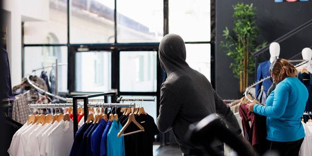 Κλοπη σε κατάστημα με ρούχα. Εικόνα αρχείου