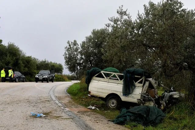 Κορινθία: Όχημα καρφώθηκε σε ελιά – Ένας νεκρός και δύο σοβαρά τραυματίες