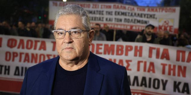 Ο Δημήτρης Κουτσούμπας στην πορεία για το Πολυτεχνείο