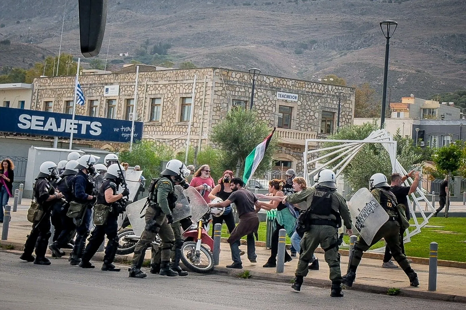 ΜΑΤ εναντίον διαδηλωτών στη Σούδα