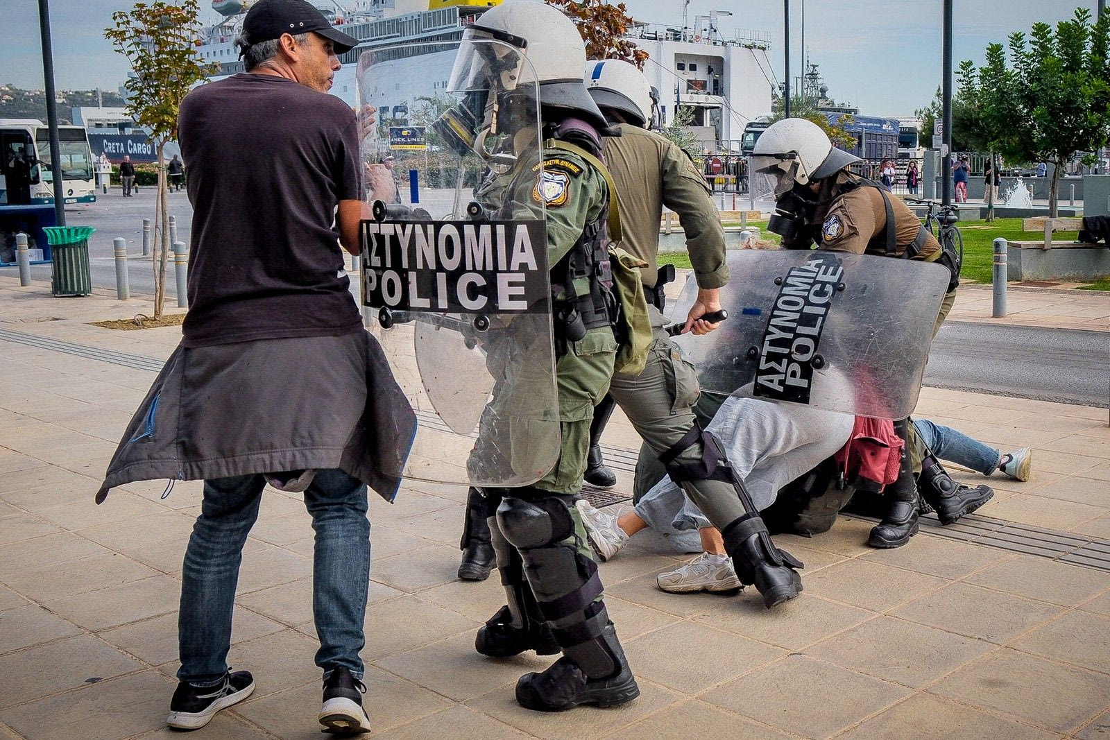 ΜΑΤ εναντίον διαδηλωτών στη Σούδα