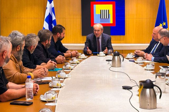 Συνάντηση Χατζηδάκη – Τσιάρα με εκπροσώπους κτηνοτρόφων Κρήτης: Το μήνυμα της κυβέρνησης