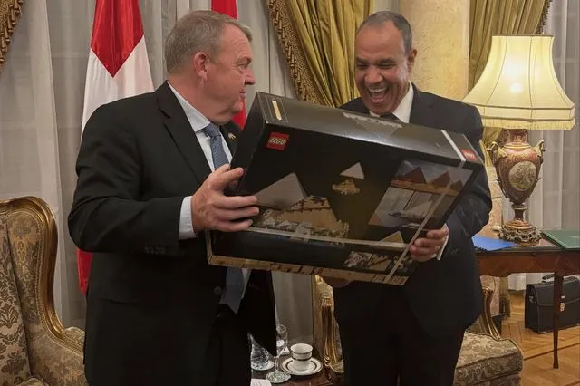 Ο Δανός ΥΠΕΞ έκανε το απόλυτο crossover και χάρισε στον Αιγύπτιο ομόλογό του μία Πυραμίδα Lego