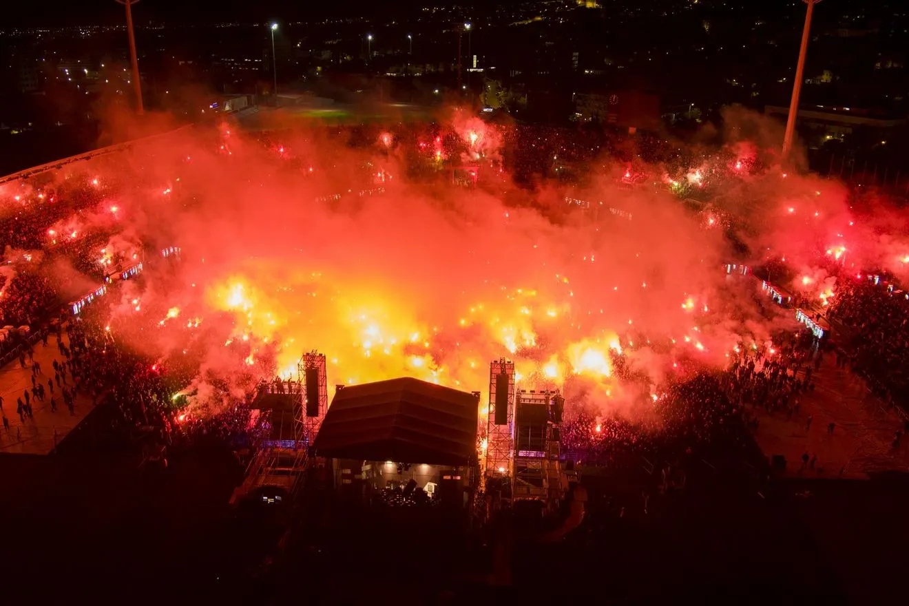 ΛΕΞ: Σείστηκε το Καυτανζόγλειο – Πάνω από 40.000 κόσμος στη συναυλία του