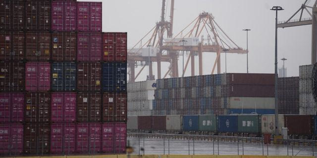 Με τους Αμερικανούς ή τους Κινέζους;