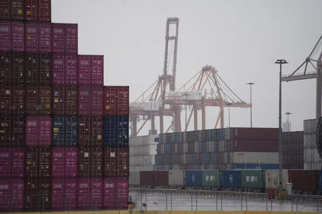 Με τους Αμερικανούς ή τους Κινέζους;