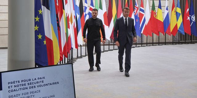 Ο Βολοντίμιρ Ζελένσκι με τον Εμανουέλ Μακρόν