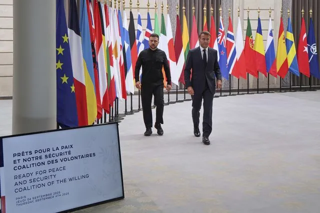 Ο Βολοντίμιρ Ζελένσκι με τον Εμανουέλ Μακρόν