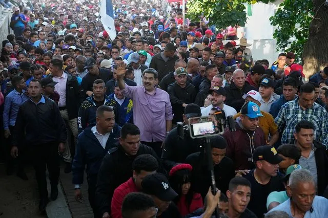 Ο Νικολάς Μαδούρο χαιρετά υποστηρικτές του κατά τη διάρκεια φιλοκυβερνητικής συγκέντρωσης της νεολαίας στο Καράκας την Πέμπτη (13/11)