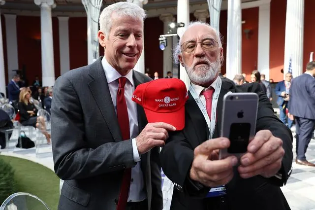 O Κρις Ράιτ, Υπουργός Ενέργειας των ΗΠΑ (αριστερά) φωτογραφίζεται με καπέλο MAGA