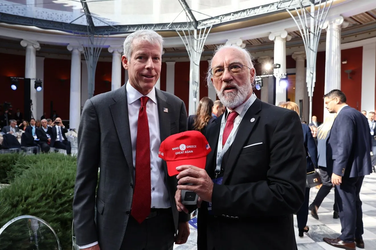 O Κρις Ράιτ, Γραμματέας Υπουργείο Ενέργειας των ΗΠΑ (αριστερά) φωτογραφίζεται με καπέλο MAGA