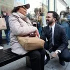 Ο Ζοχράν Μαμντάνι μιλά με συνταξιούχο γιατρό στη στάση του λεωφορείου