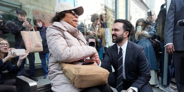 Ο Ζοχράν Μαμντάνι μιλά με συνταξιούχο γιατρό στη στάση του λεωφορείου