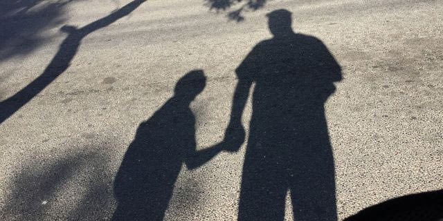 Σκιές ενός άνδρα και ενός παιδιού