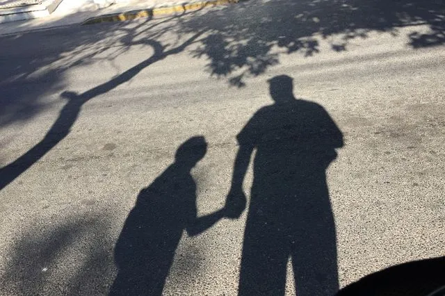 Σκιές ενός άνδρα και ενός παιδιού
