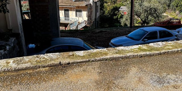 Το σημείο όπου συνέβη η πτώση από την μάντρα του 3χρονου αγοριού και του 25χρονου θείου του