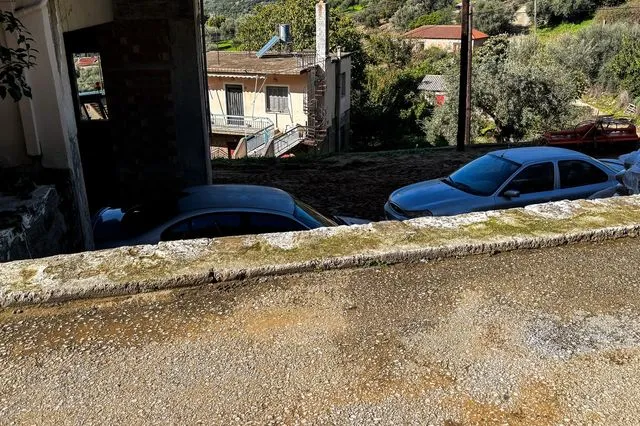 Το σημείο όπου συνέβη η πτώση από την μάντρα του 3χρονου αγοριού και του 25χρονου θείου του