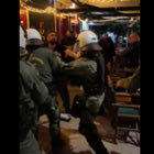 Εξάρχεια: Απρόκλητη επίθεση των ΜΑΤ σε θαμώνες καταστήματος – Χτύπησαν ΑμεΑ