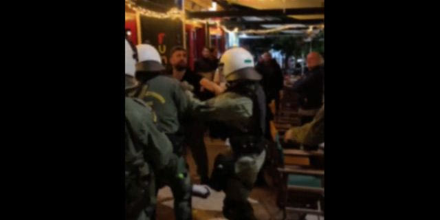 Εξάρχεια: Απρόκλητη επίθεση των ΜΑΤ σε θαμώνες καταστήματος – Χτύπησαν ΑμεΑ