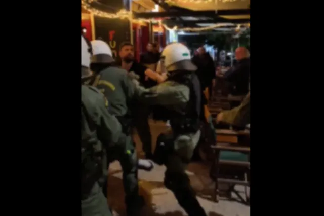 Εξάρχεια: Απρόκλητη επίθεση των ΜΑΤ σε θαμώνες καταστήματος – Χτύπησαν ΑμεΑ