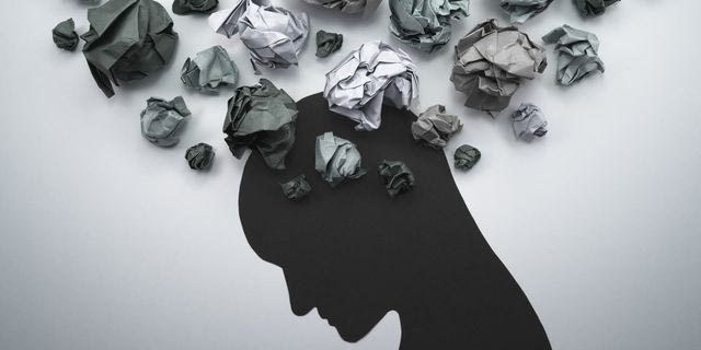 Μια φιγούρα με χαρτιά στη θέση των σκέψεων για να δείξει το άγχος