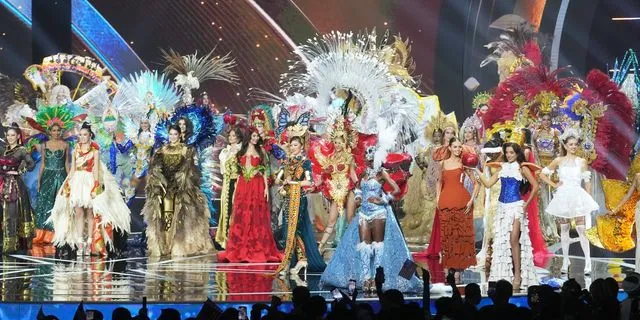 Miss Universe: Πανικός με διαγωνιζόμενη που έπεσε από την σκηνή – Την πήραν με φορείο