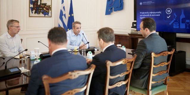 “Στοπ” σε πώληση αλκοόλ και τσιγάρων σε ανήλικους – Τι αλλάζει για καταστήματα και πάρτι