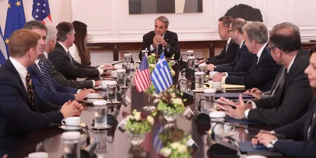 Συνάντηση Μητσοτάκης με τους υπουργούς Εσωτερικών και Ενέργειας των ΗΠΑ