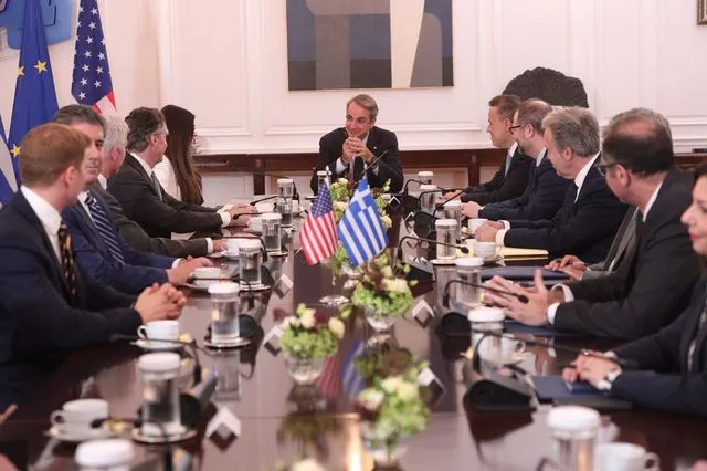 Συνάντηση Μητσοτάκης με τους υπουργούς Εσωτερικών και Ενέργειας των ΗΠΑ