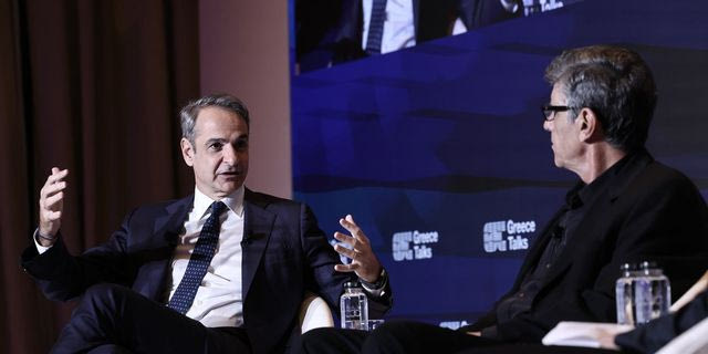 Ο Μητσοτάκης από τη γυάλα του “φιλοσοφεί” με τον Μπέζο