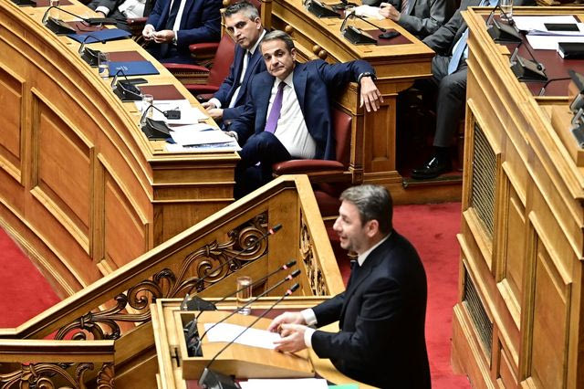 Κόντρα Μητσοτάκη – Ανδρουλάκη στην Βουλή για την ακρίβεια