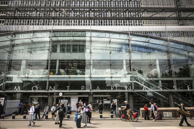 O σιδηροδρομικός σταθμός στο Μονπαρνάς του Παρισιού