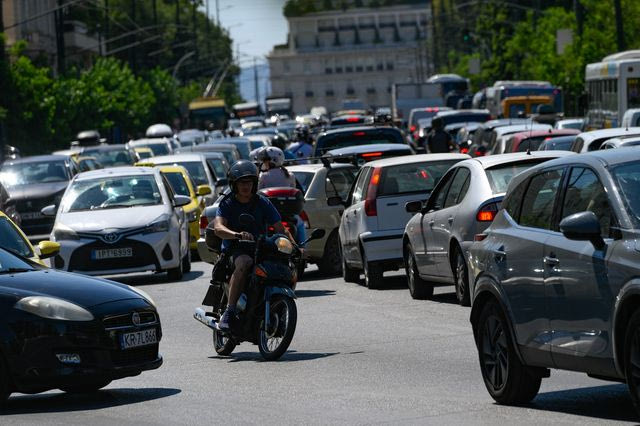 Κίνηση στους δρόμους: “Κόλαση” στον Κηφισό, καθυστερήσεις άνω των 30′ στην Αττική Οδό