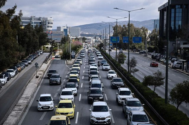 Κίνηση στους δρόμους: Προβλήματα σε Κηφισό, καθυστερήσεις άνω των 30′ στην Αττική Οδό